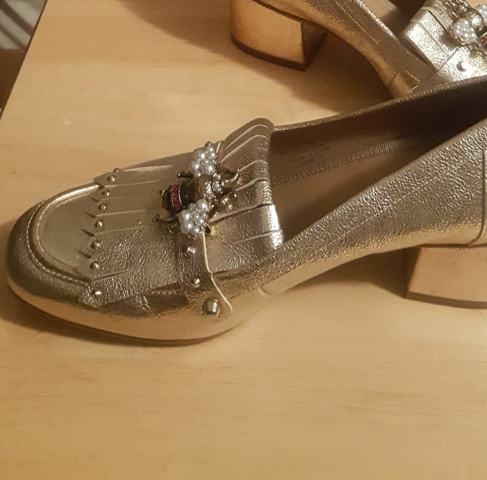Metallic block heel fringe loafers w/ bumblebee